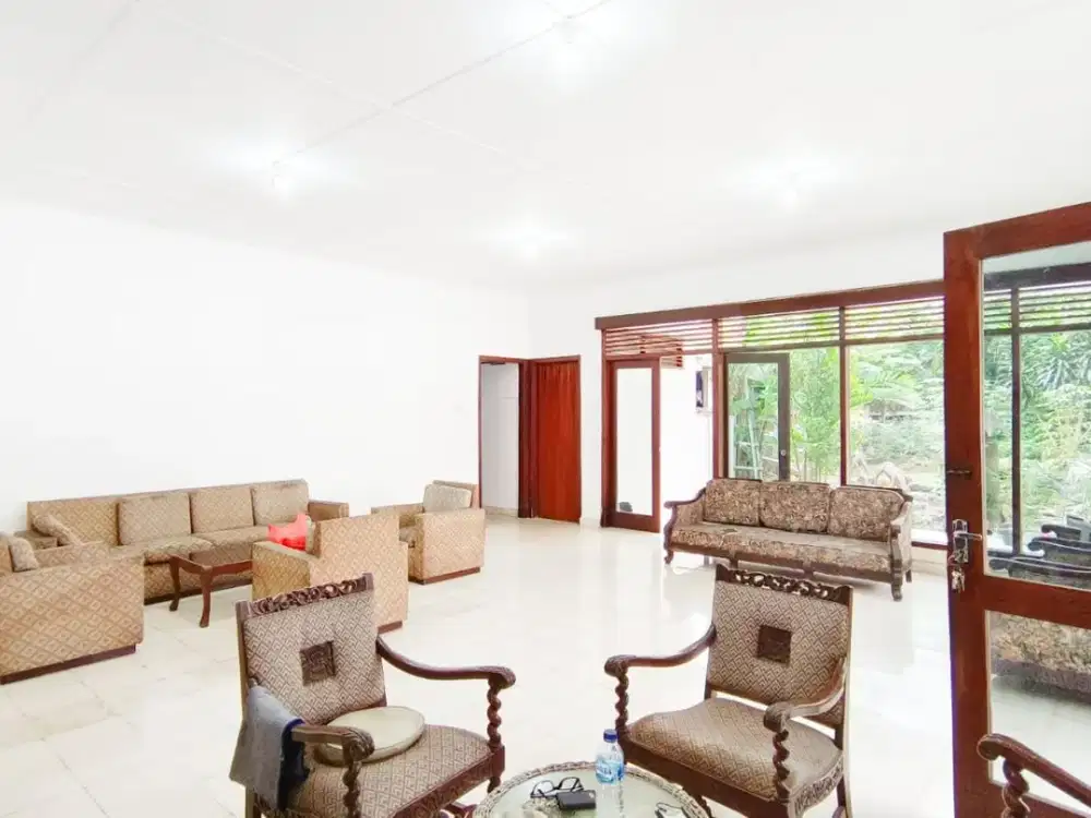 Dijual rumah mewah strategis dekat akses KRL di Menteng Jakpus LR-7405