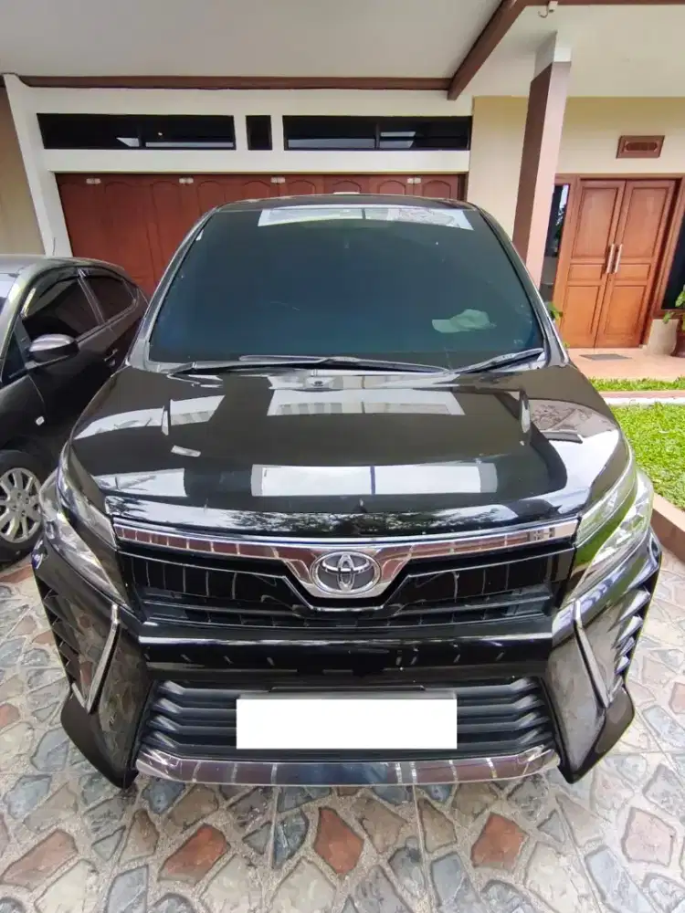 TOYOTA VOXY 2.0 L AT 2018