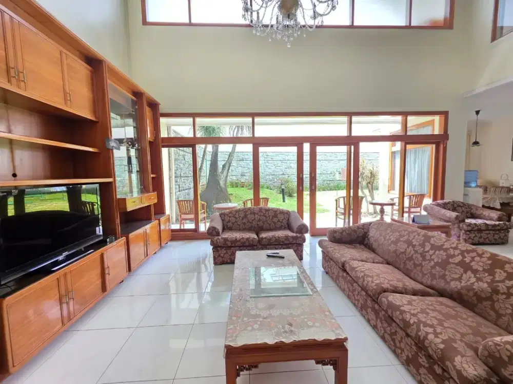 DISEWAKAN RUMAH BESAR CANTIK FURNISH DEKAT BABAKAN JERUK, MARANATHA, PVJ