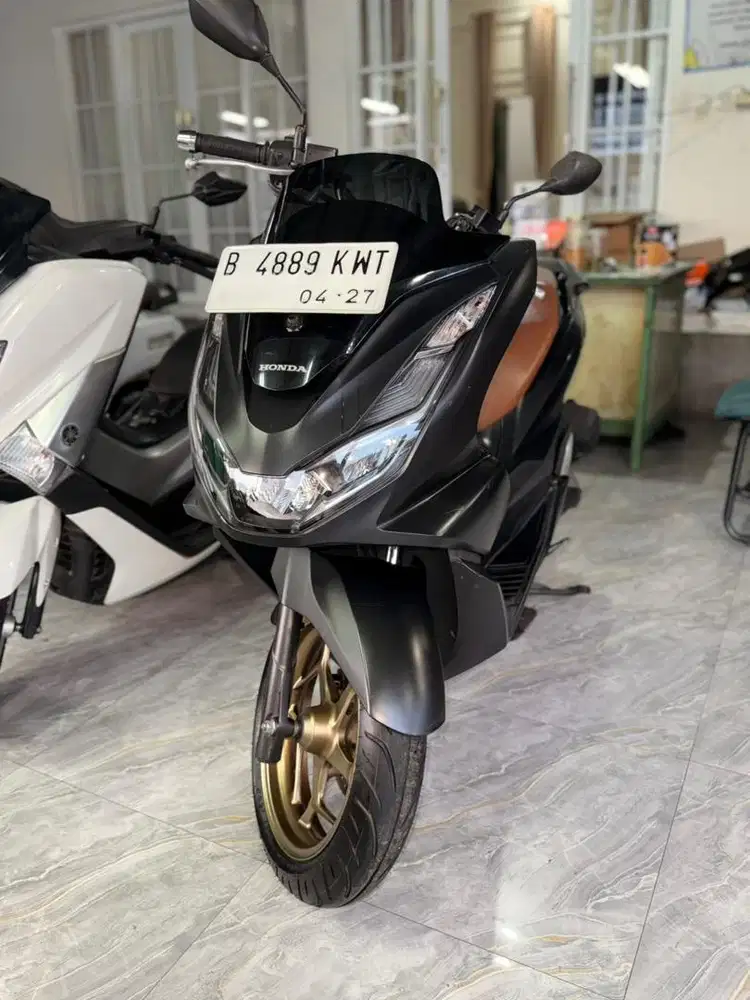 CASH KREDIT PCX 160 2022 Hitam doff bekasi kota
