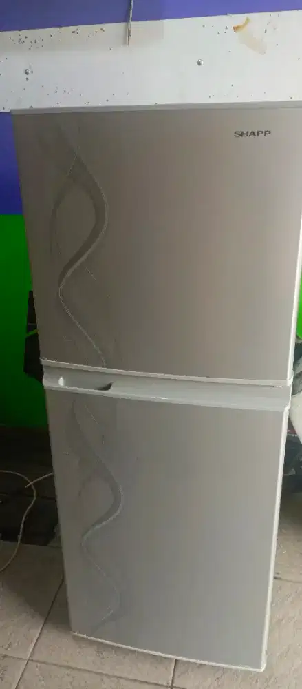 Unit kulkas type 2 pintu merk Sharp dingin bagus bergaransi