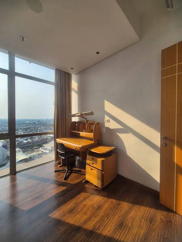 Summit Lantai Sedang Tower Everest Kondisi Baik