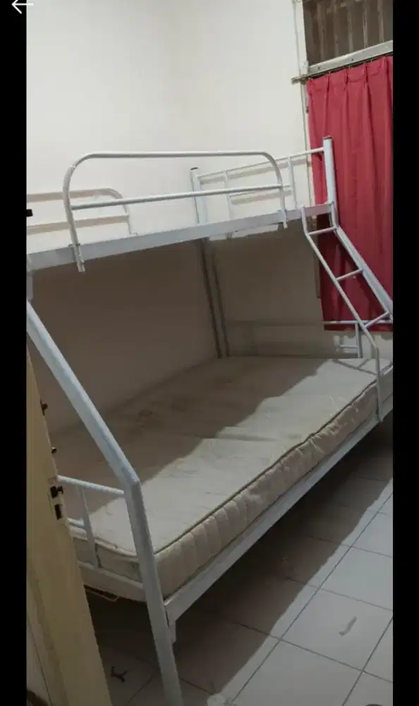 Tempat tidur tingkat bahan besi