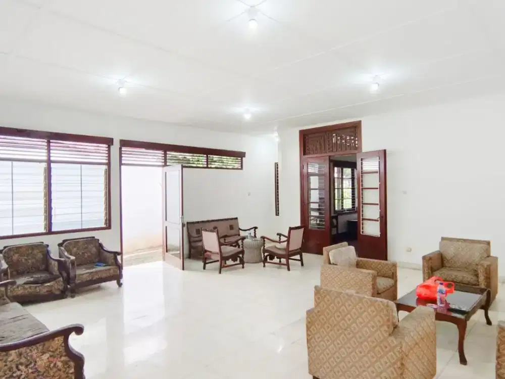 Dijual rumah mewah strategis dekat akses KRL di Menteng Jakpus LR-7405