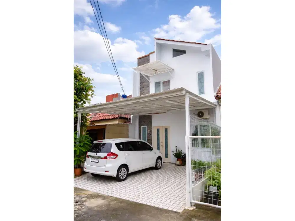 DIJUAL RUMAH 3 LANTAI MEWAH SIAP HUNI DI TAMPAK SIRING SENTUL CITY SSR1040