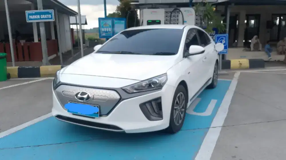 Ioniq sedan simpanan antik