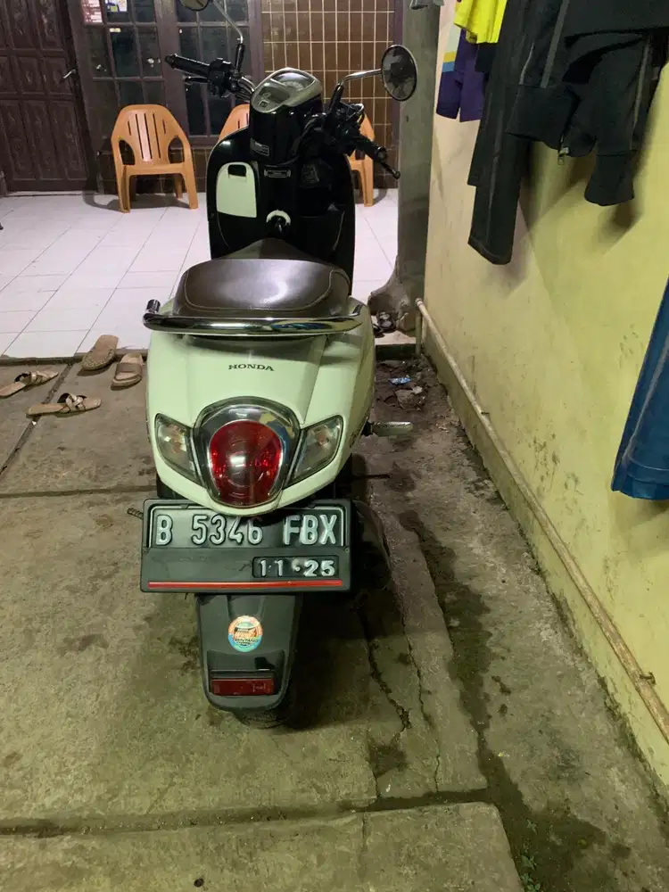 Scoopy 2018 putih