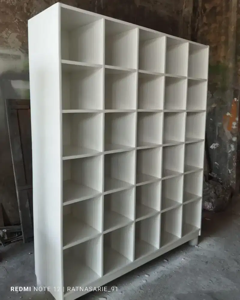 Dijual Cepat Lemari Display 30 Kotak Cocok Untuk Berbagai Usaha