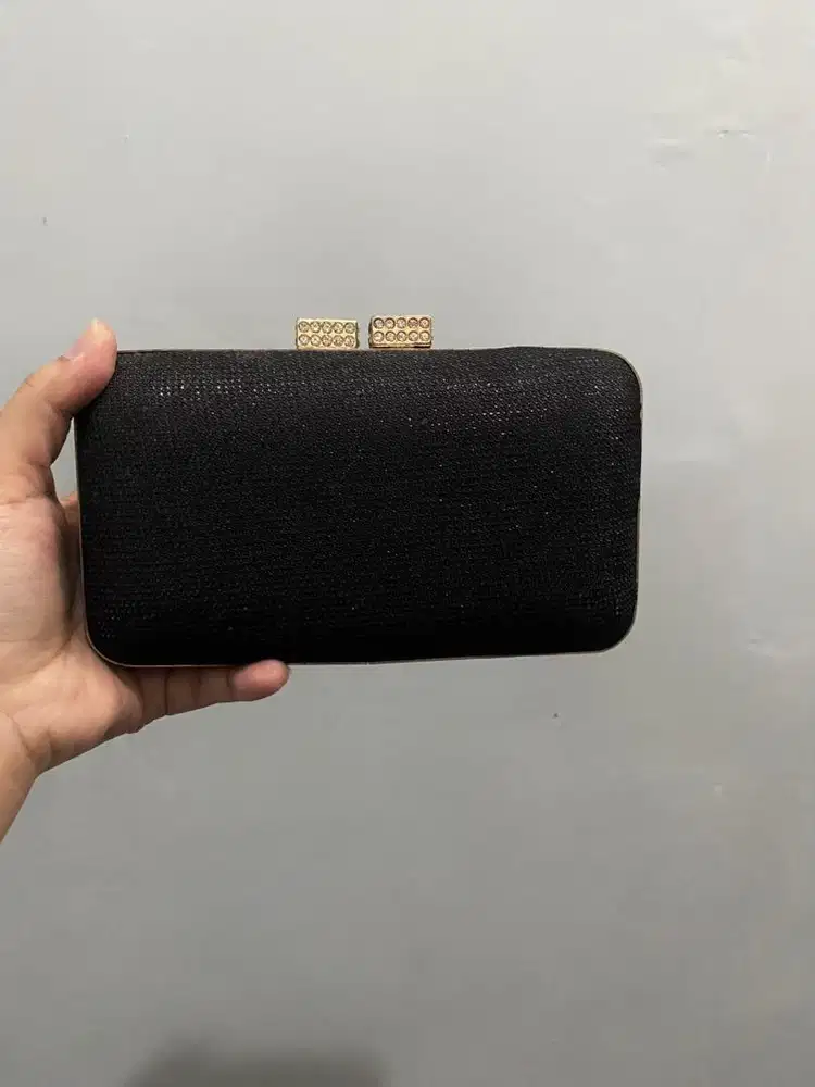 Clutch PESTA hitam Yongki Komaladi