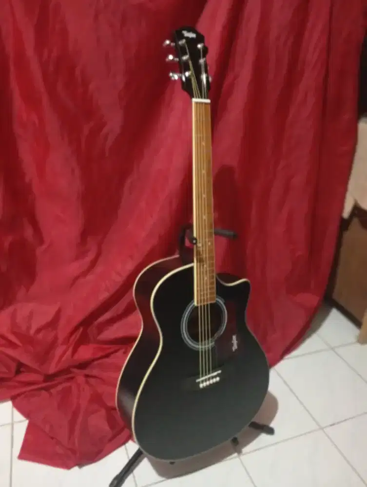 Gitar akustik jumbo