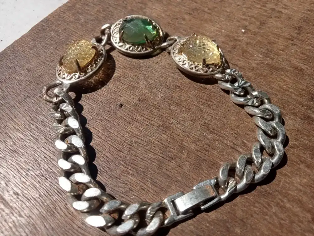 DIJUAL SEGERA GELANG TANGAN DENGAN 3 BUAH BATU CINCIN YANG ANTIK