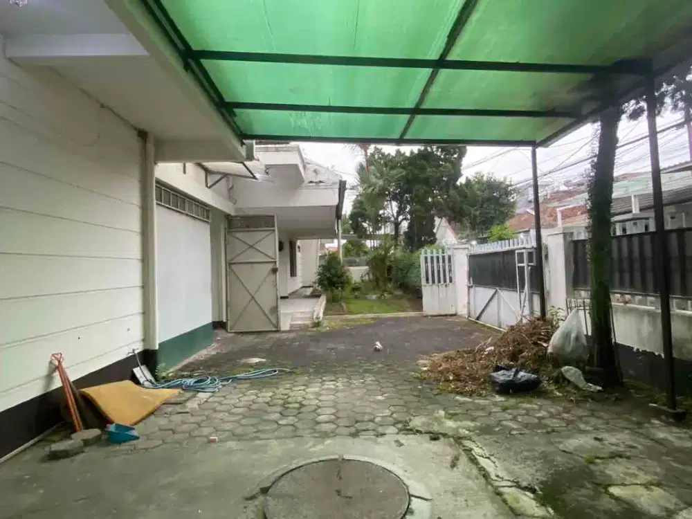 rumah besar kokoh pusat kota Bandung