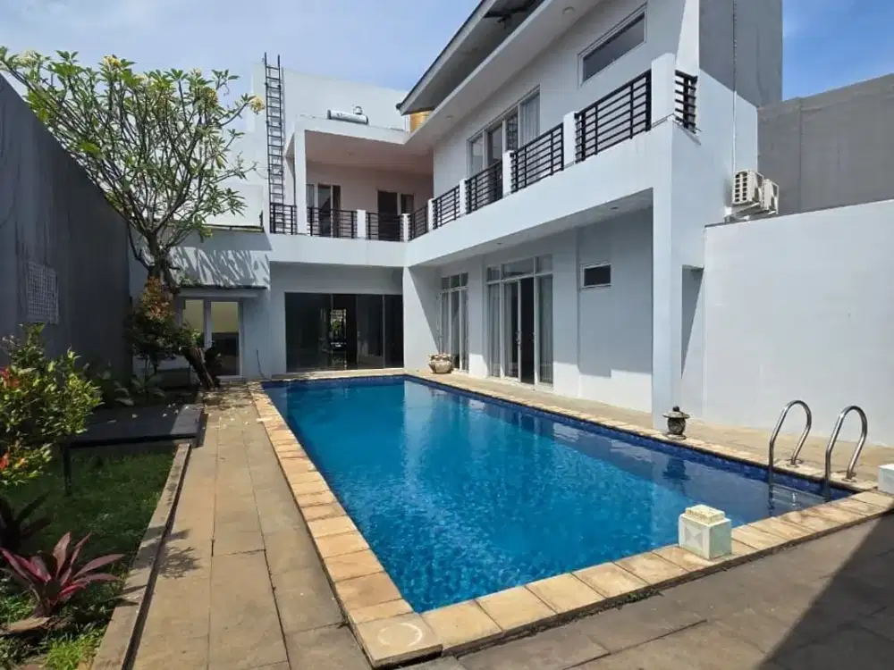 Best Deal & Siap Huni! Disewakan Rumah Cantik 2,5 Lantai Siap Huni Lokasi Strategis di Kebayoran Bintaro — Private Swimming Pool  (SP 1057)