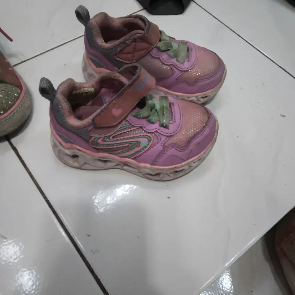 Sepatu anak perempuan