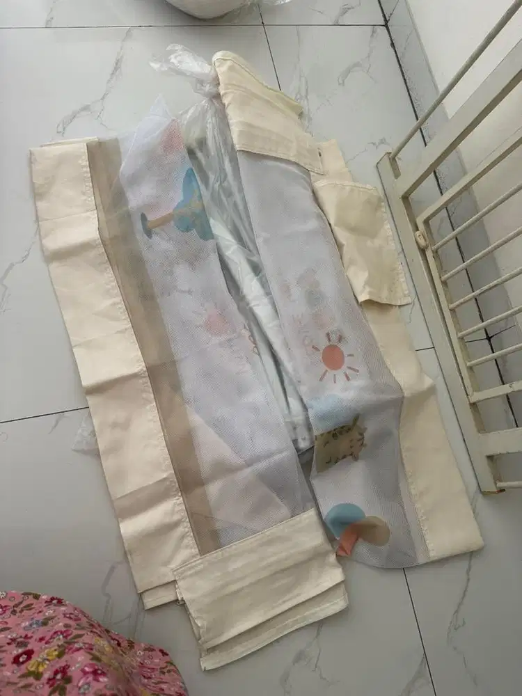 Pagar pengaman kasur bayi