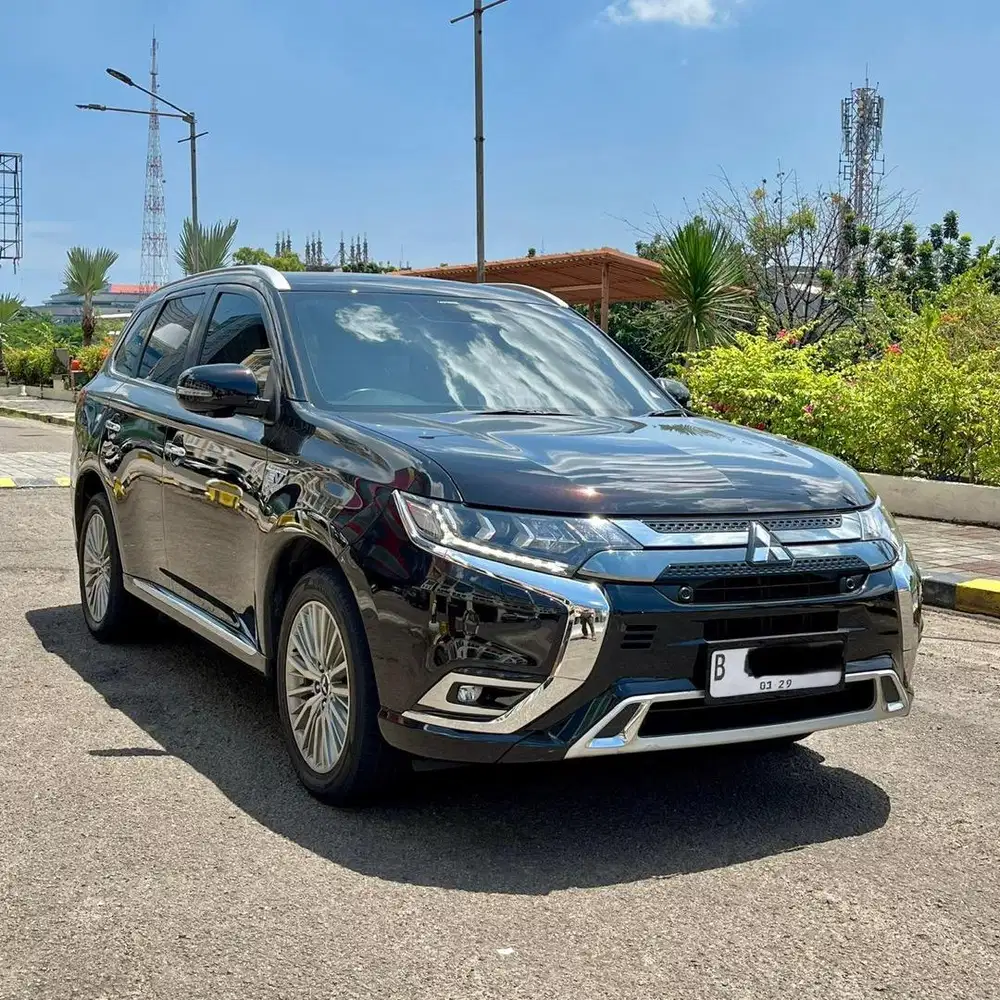 Mitsubishi OUTLANDER PHEV Plug In Hybrid 2019 Hitam 4WD Matic