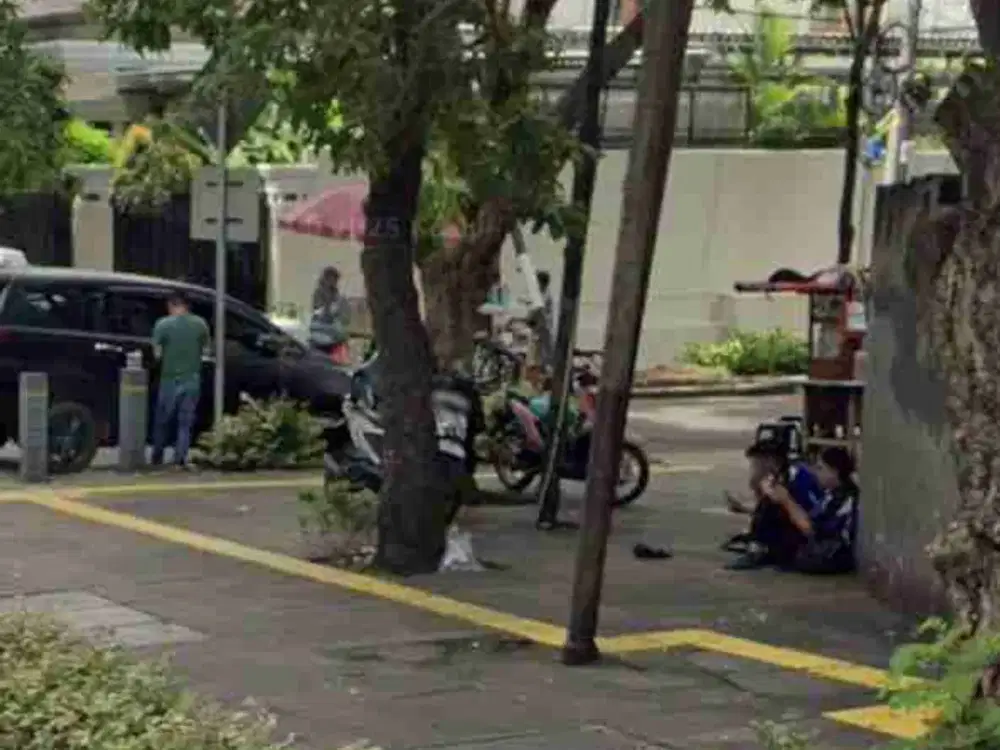 tanah ada bangunan 2 lantai senopati