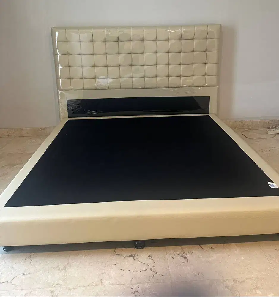 Dipan Kasur (Tanpa Matras) - 200 x 200