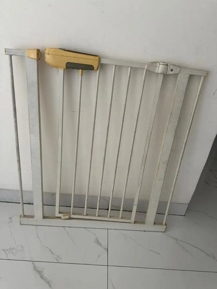 Pintu pembatas tangga bayi