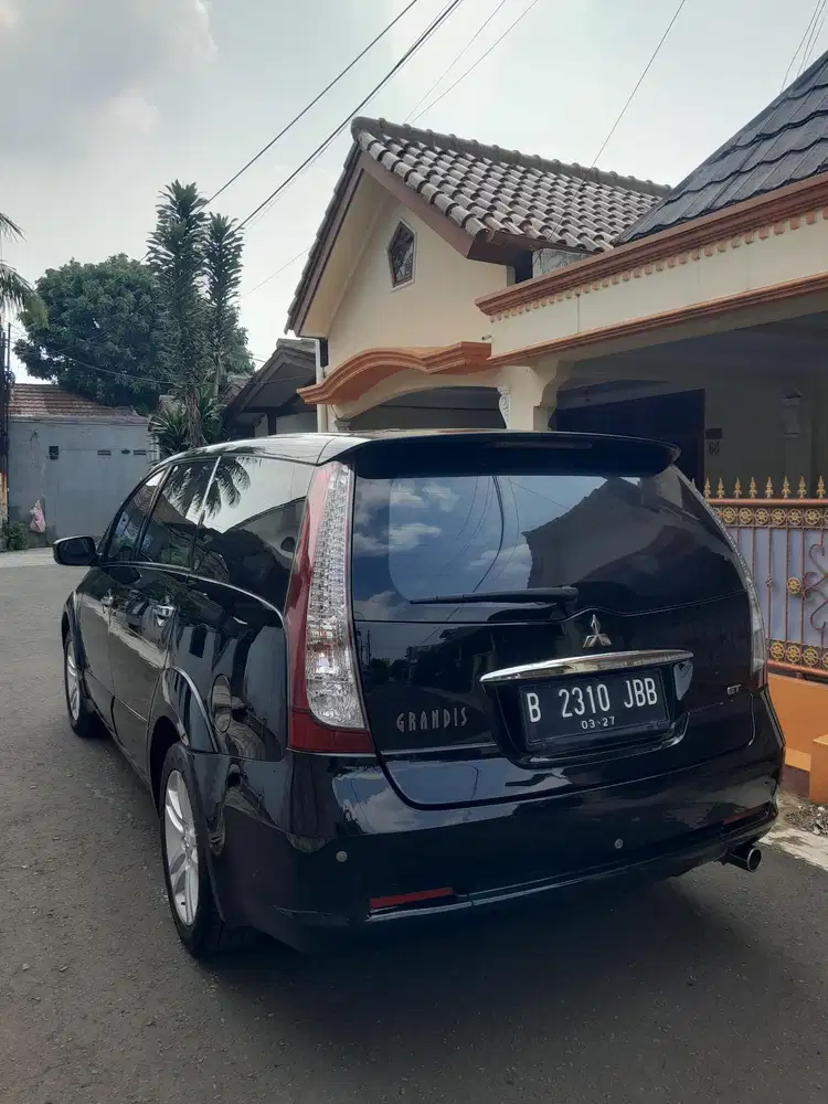 Mitsubishi Grandis 2010 Bensin