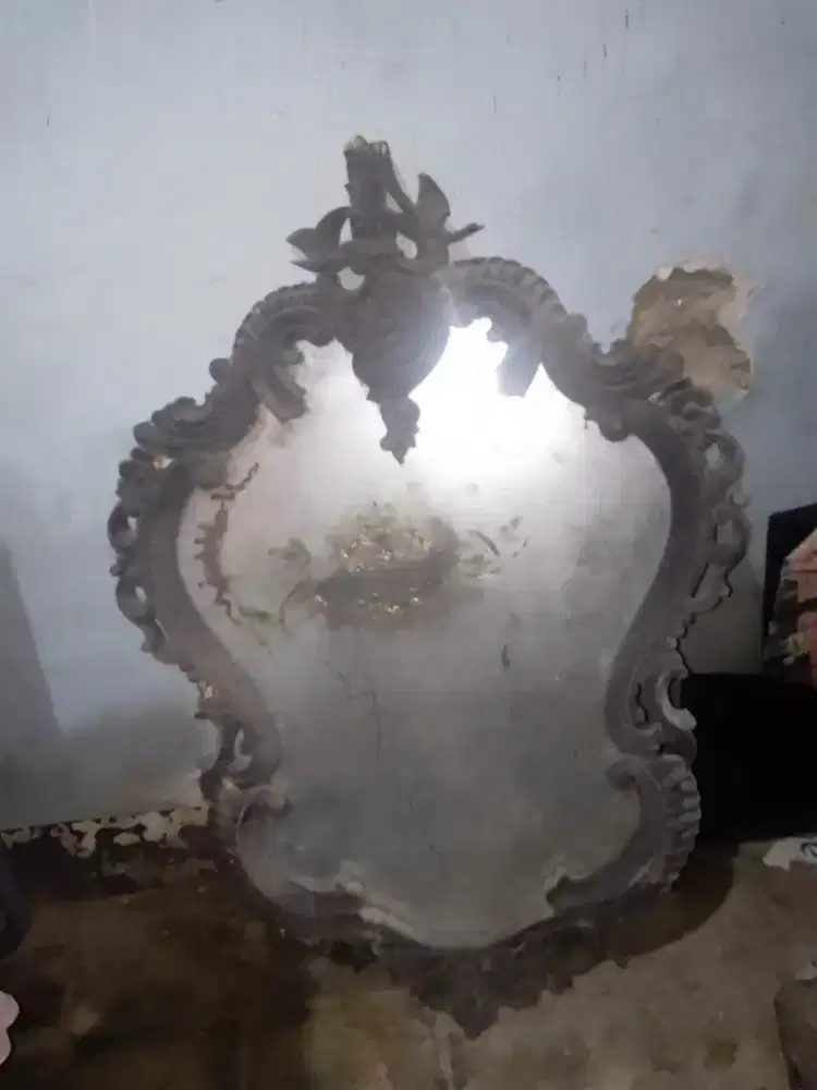 Kaca cermin bingkai lawas