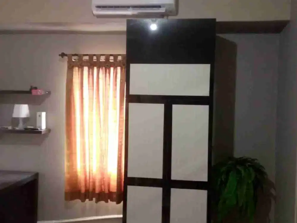 *Dijual dibawah pasar. Apt.Pinewood* 
*Dpn UNPAD* *Jatinangor* 
*Murah*, 
*SHM*
*Type studio executive*
27 m2
Full furnished
 Bedroom
Bathroom
Dapur lengkap
Rak TV  
AC
 Dispenser   

*Facility Apartement :*
Mall Jatos
Bioskop
*Security 24 hours*
Access C