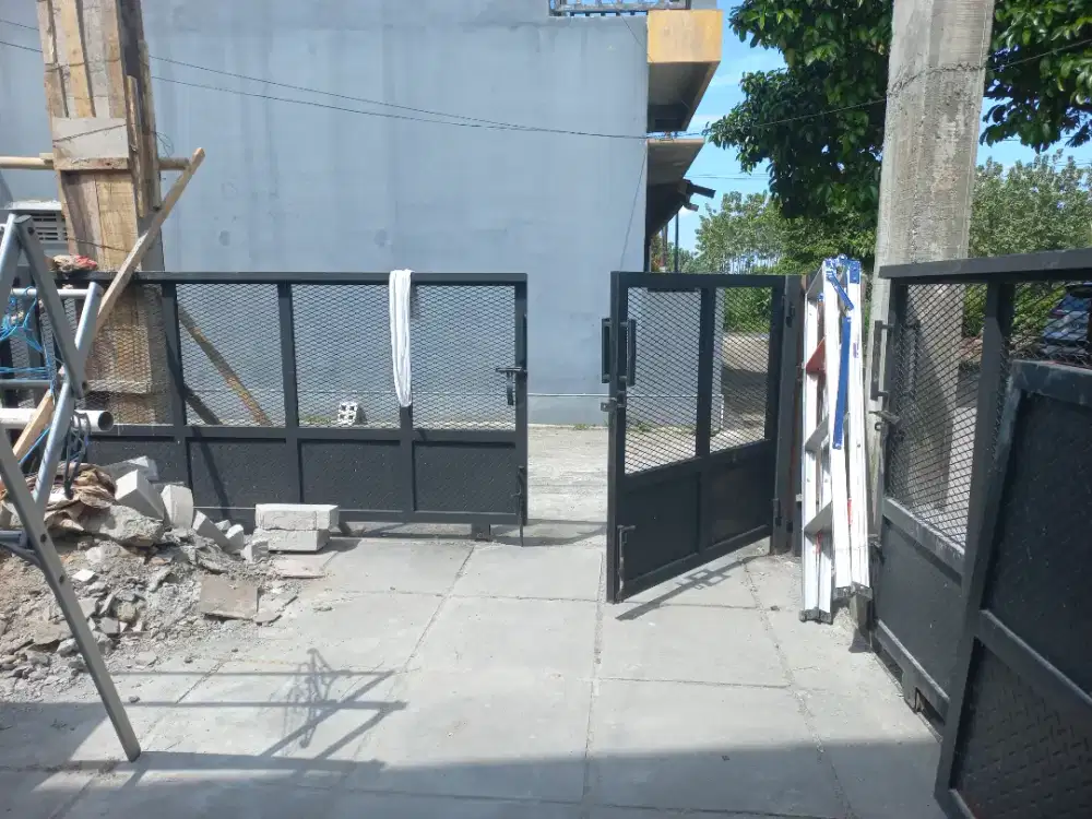 pagar stenlis cat hitam