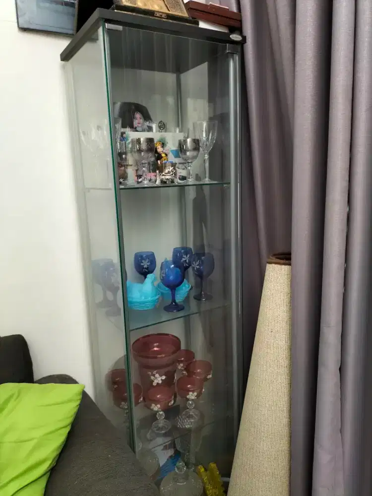 Lemari kaca hias