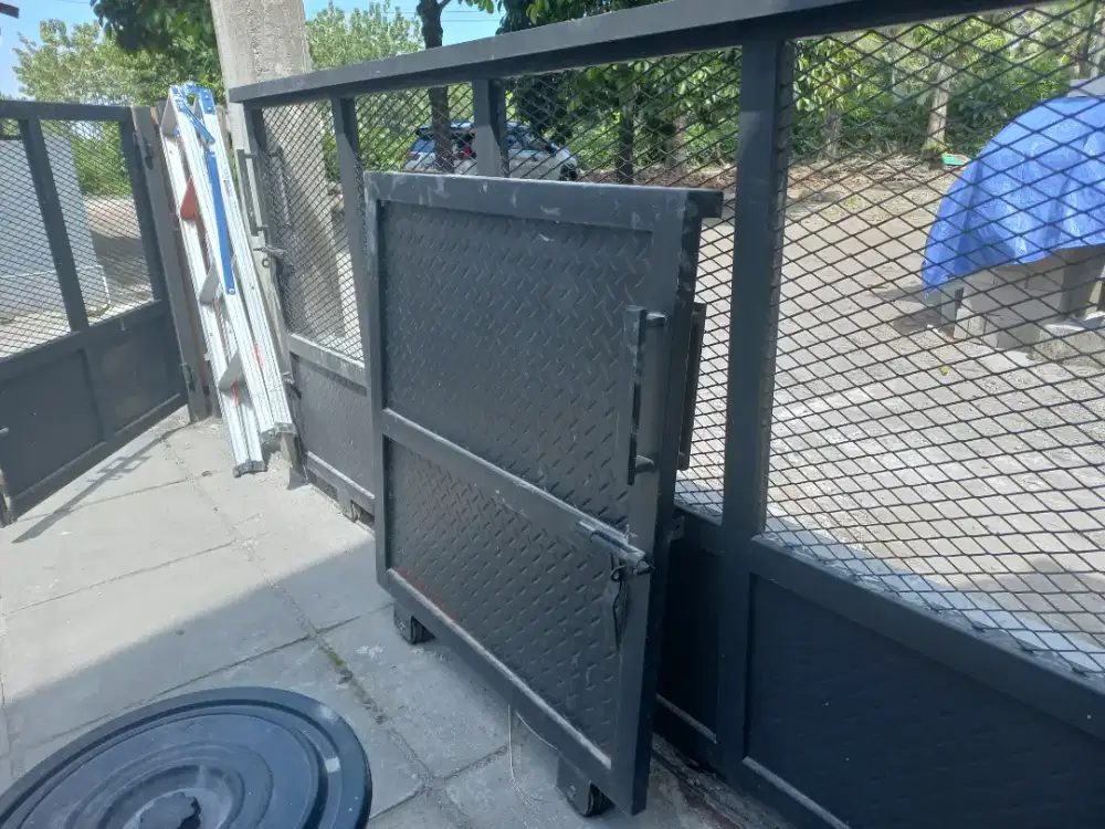 pagar tebal bahan stenlis cat hitam.