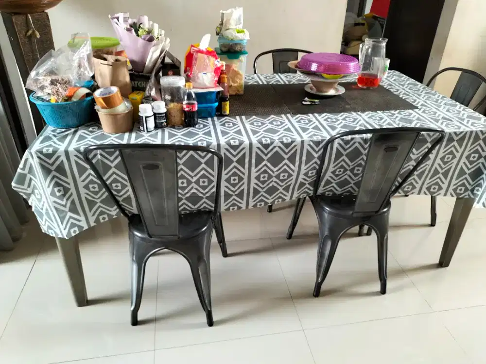 Meja makan tanpa kursi