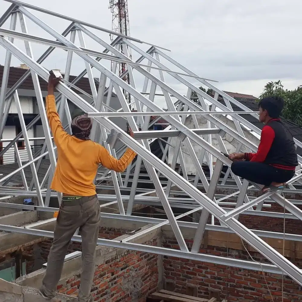 Pemasangan baja ringan dan renovasi atap rumah
