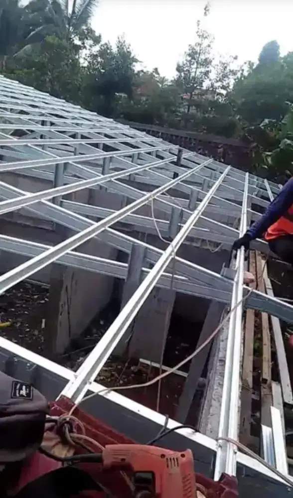 Pemasangan baja ringan dan renovasi atap rumah