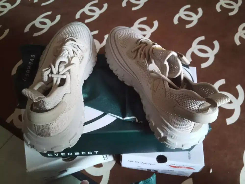 Jual aja kebesaran sepatu ukuran 44