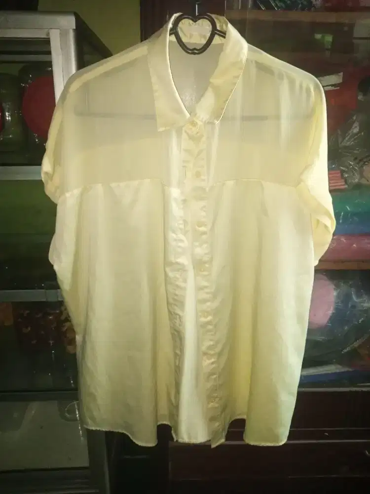 PRELOVED KEMEJA SATIN MIX SIFON KUNING MUDA