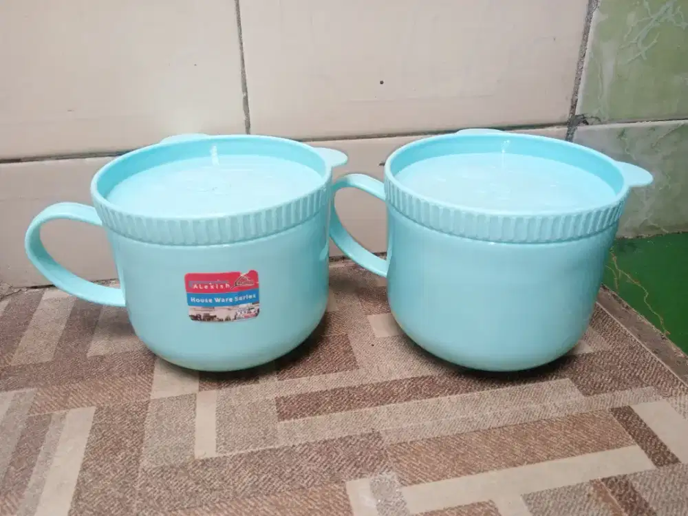 PRELOVED 2 GELAS PLASTIK BERTUTUP PUTAR