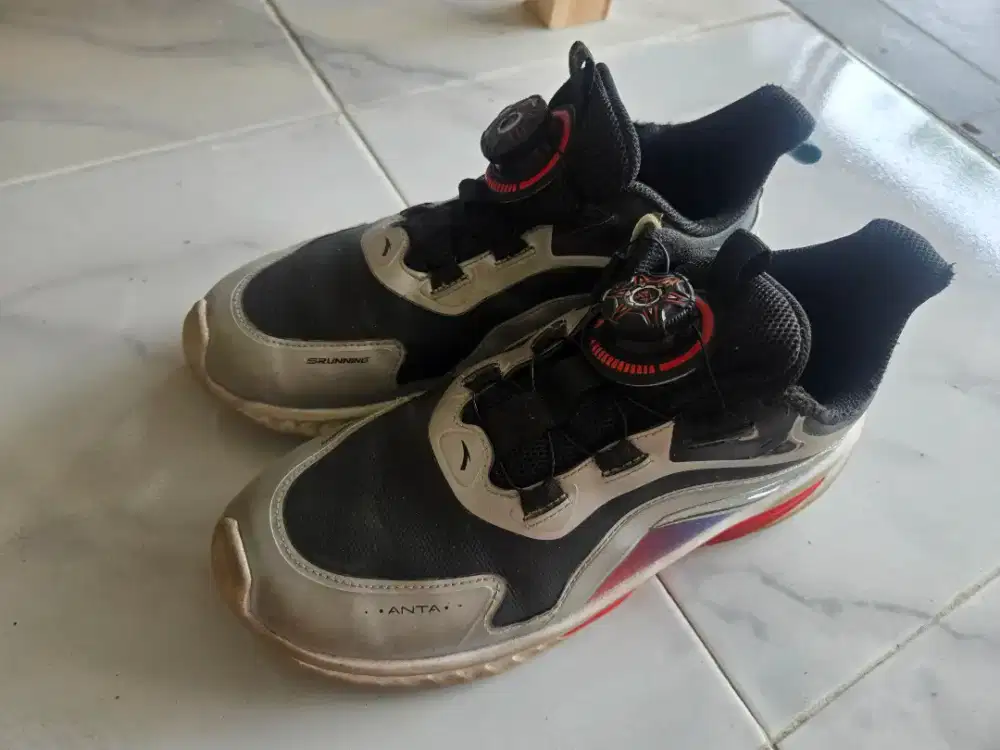 Sepatu Laru Anta