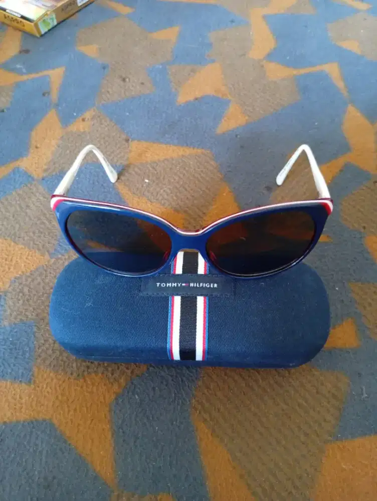 Kacamata bekas Tommy Hilfiger