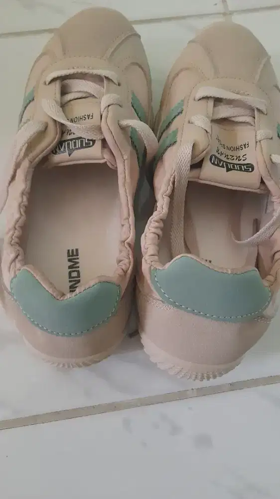 Sepatu wanita dewasa