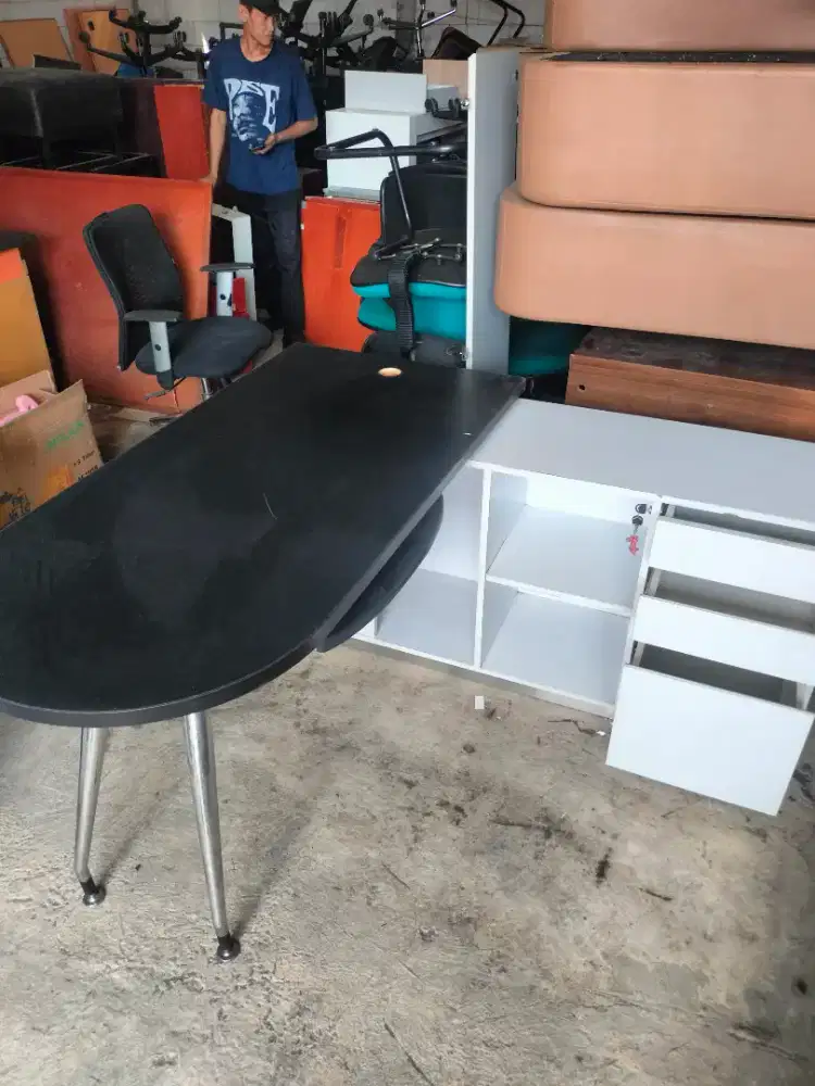 Meja kantor/kerja letter L bahan multipleks tebal lapisan HPL, bekas