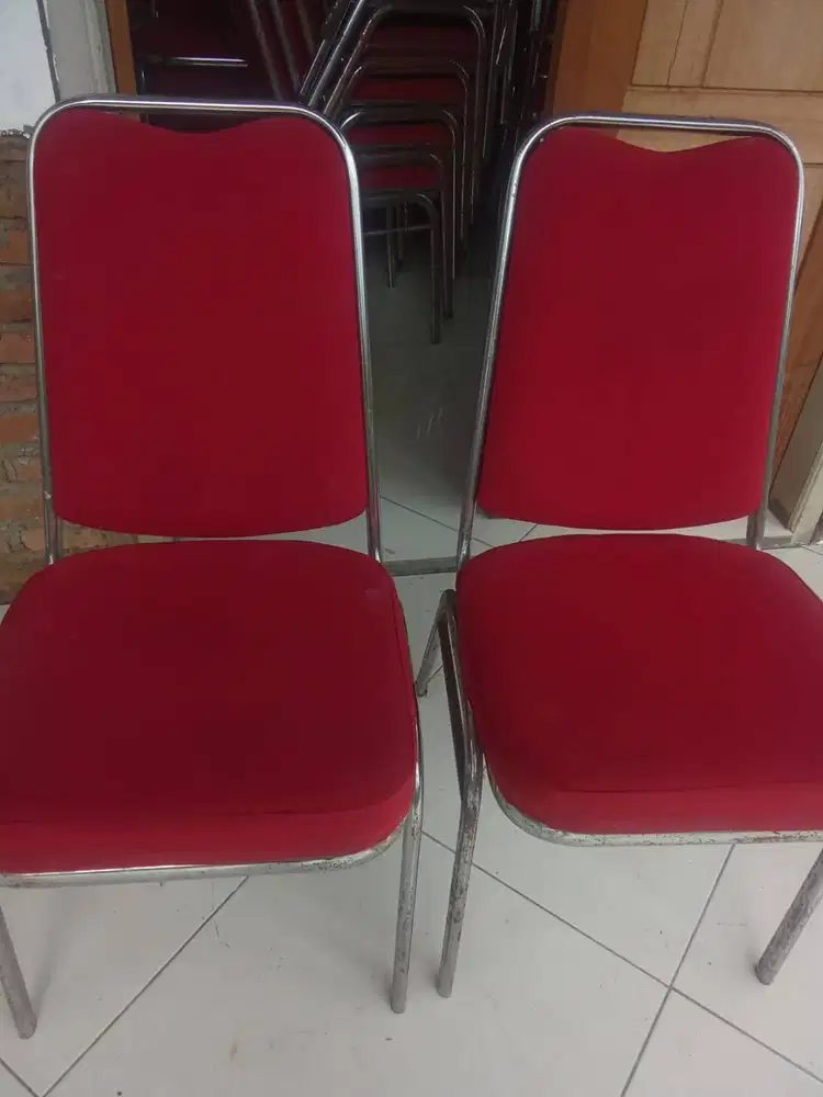 Kursi Besi Bekas – Bantalan Tebal, Harga Terjangkau