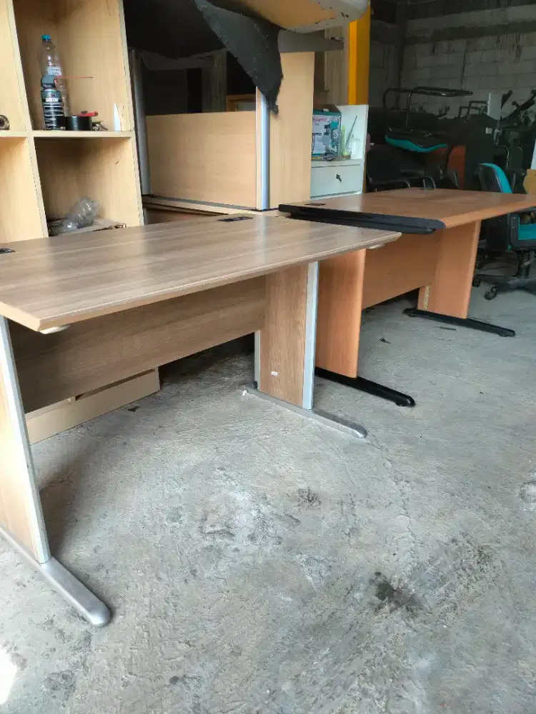 Meja kantor/kerja Merk HighPoint bahan partikelboard tebal kaki almini