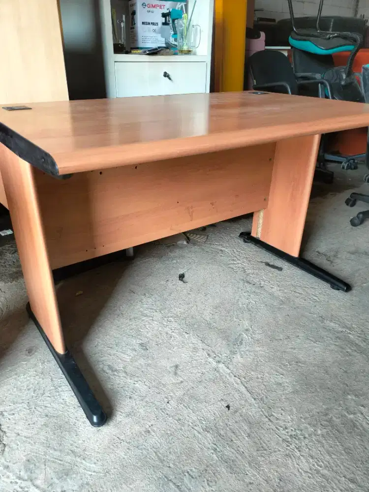 Meja kantor/kerja bahan partikelboard tebal kaki besi kokoh, bekas