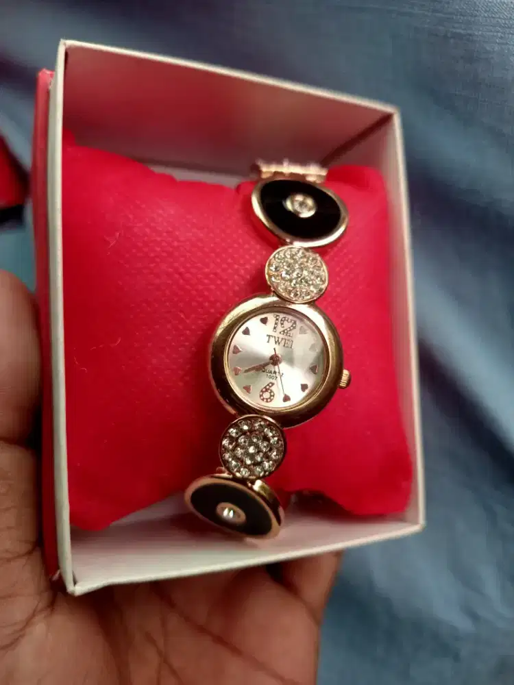 Di jual original dan asli jam cew ,lkp murah aja wa dan hp