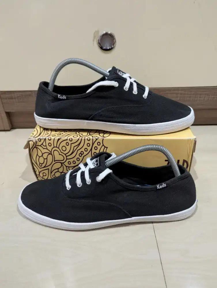 Sepatu keds black preloved size 42