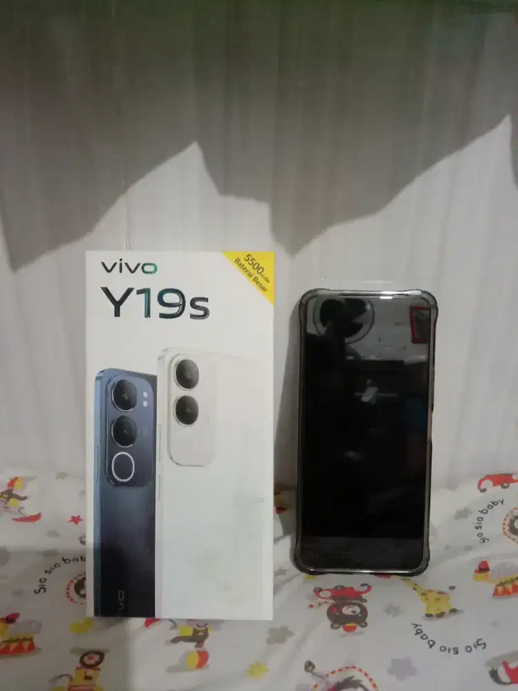 Vivo Y19s silver