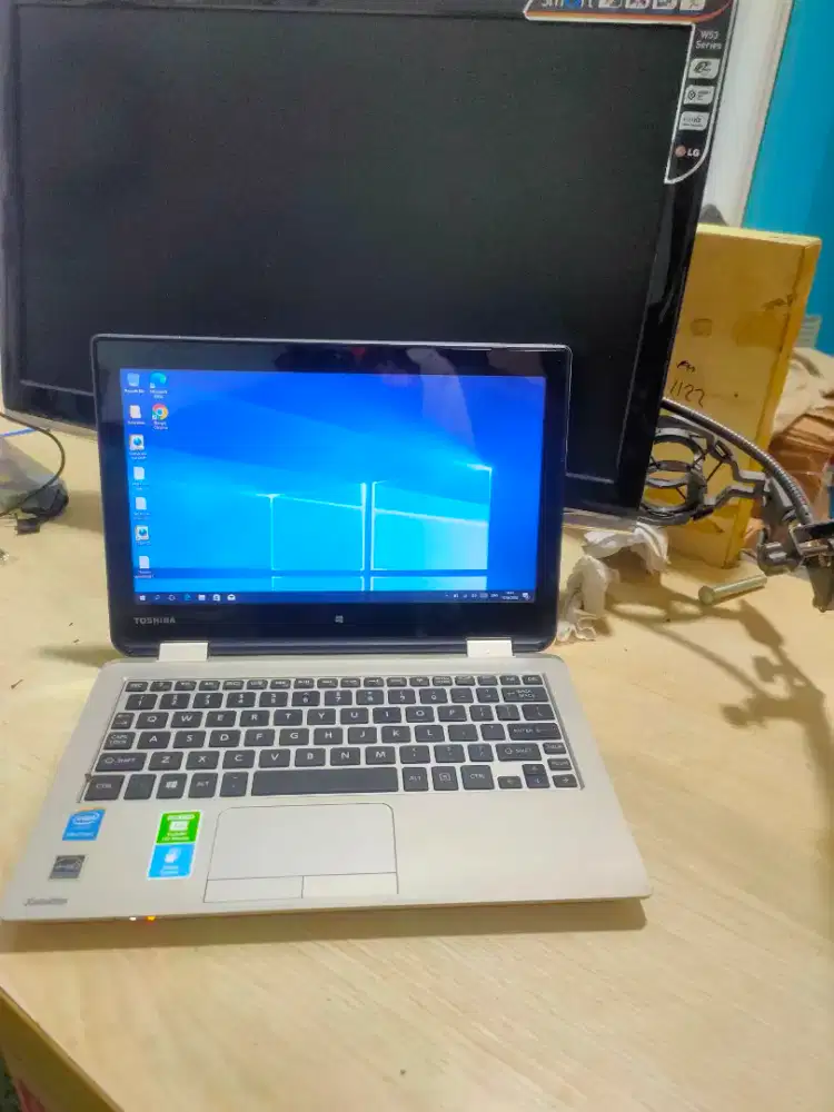 Toshiba RAM 4GB Layar touchscreen