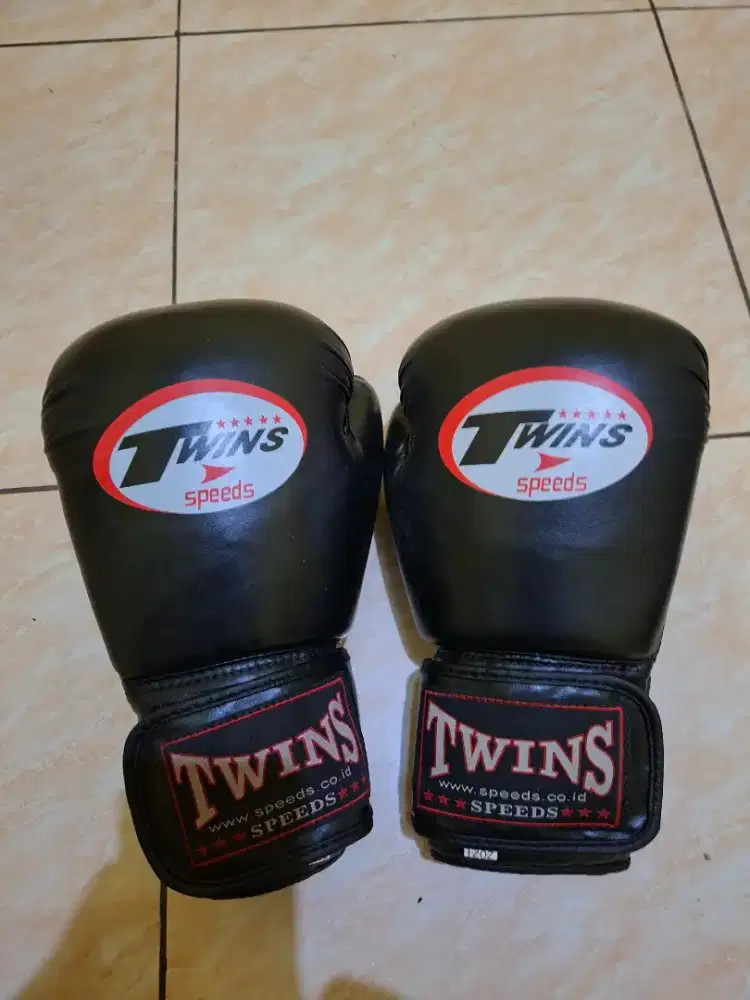 Sarung tinju twins