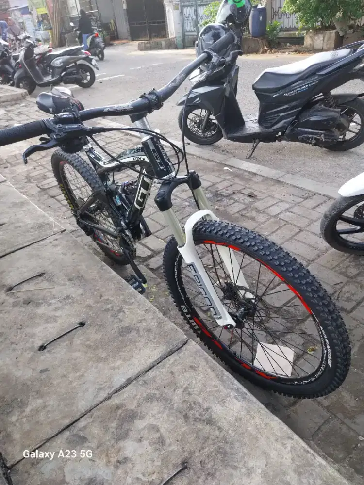 Sepeda MTB merk GT