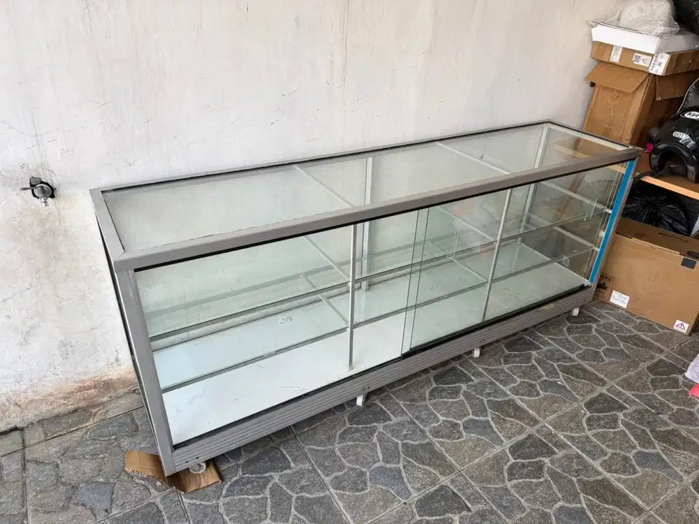 ETALASE Ukuran 2 M kondisi masih bagus siap pake