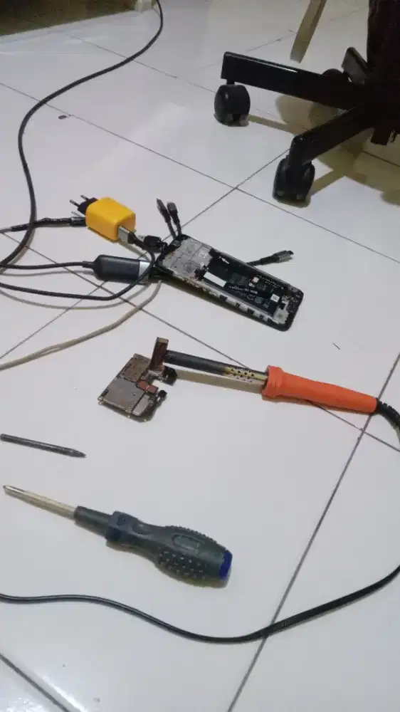 Saya menerima jasa service brukit ini : tv,mesin cuci,jam,ac, HP,dll